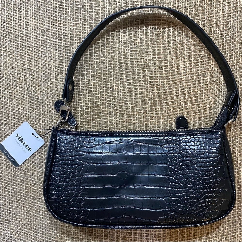 Yikoee Black Purse, Crocodile Design, Outside Zip Pocket, Inside Pocket